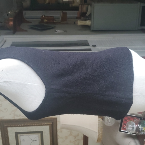 Black sleeveless sweater top - Picture 2 of 5